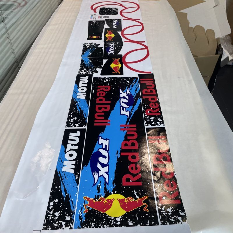 vinilos-para-patinete-smartgyro-crossover-speedwey-rockwey-pegatinas-para-patinete-electrico-vinilos-para-patin-electrico-smartgyro-rb-red-bull-completo-ktm-camo-blue-fox-motul-dgt-certificado